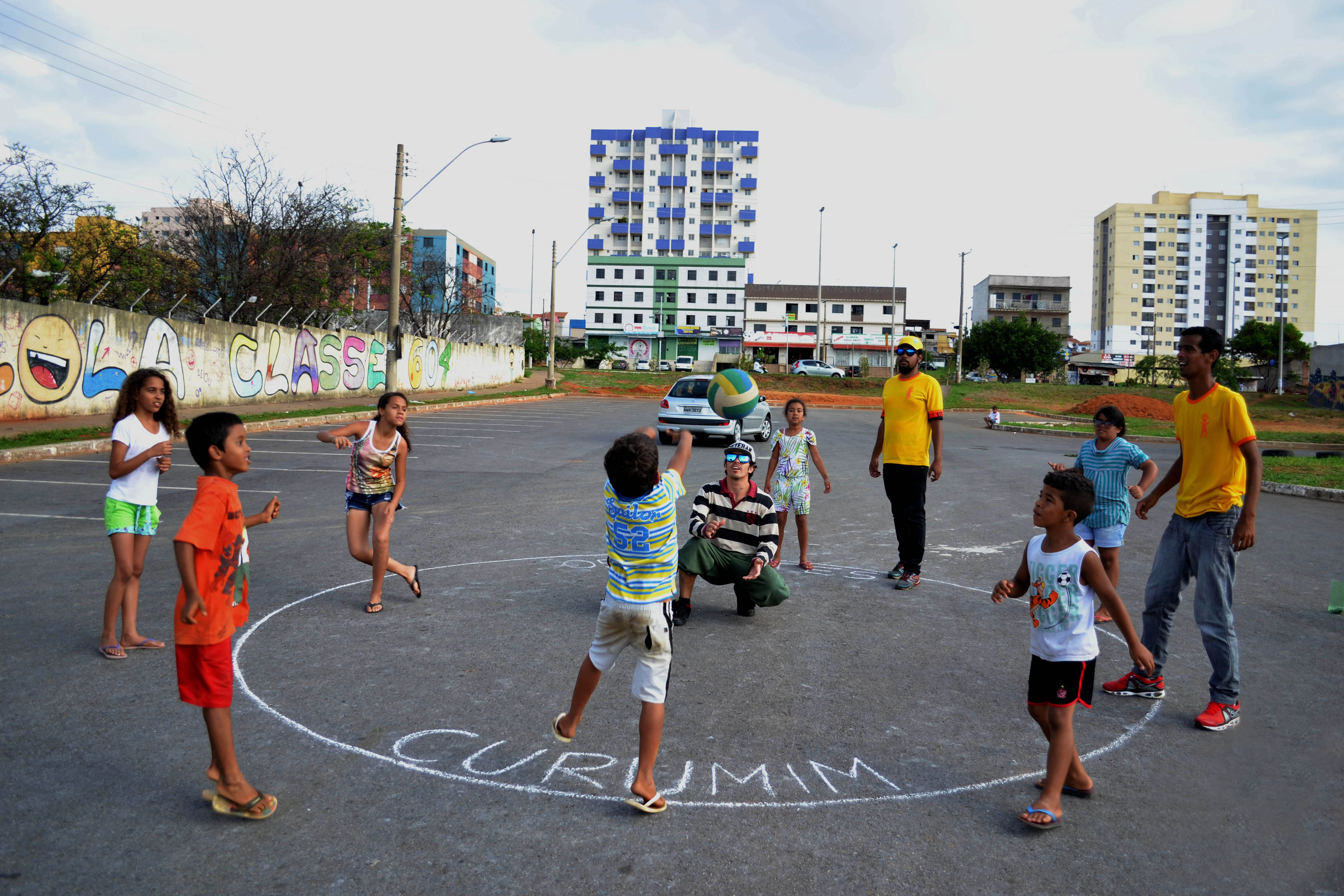 Jogos de crianças ao ar livre, brincadeiras de crianças isoladas